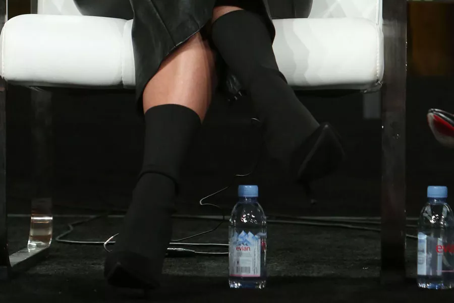 Ким Кардашьян в черной юбке карандаш и туфлях Balenciaga Knif