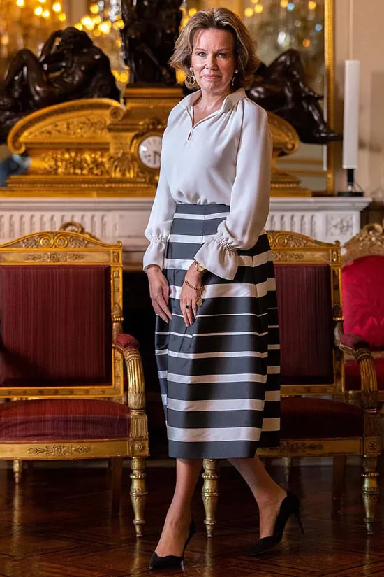 Бельгийская королева Матильда в шелковой блузе и юбке миди в полоску