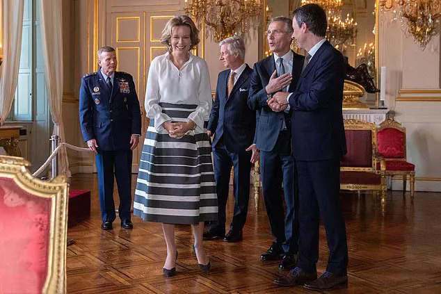 Бельгийская королева Матильда в белой шелковой блузе и юбке миди