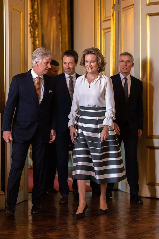 Бельгийская королева Матильда в шелковой блузе с манжетами и юбке колокол