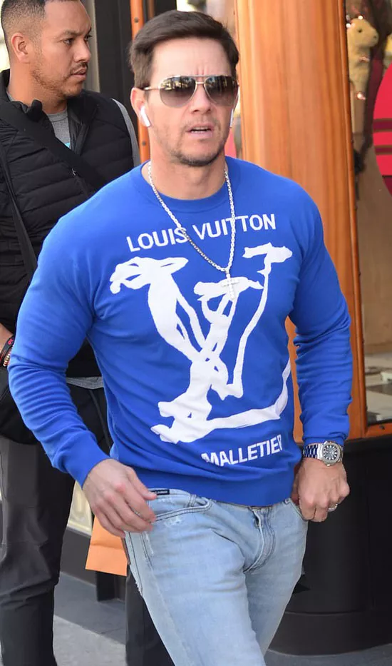 Марк Уолберг в синем свитшоте Louis Vuitton