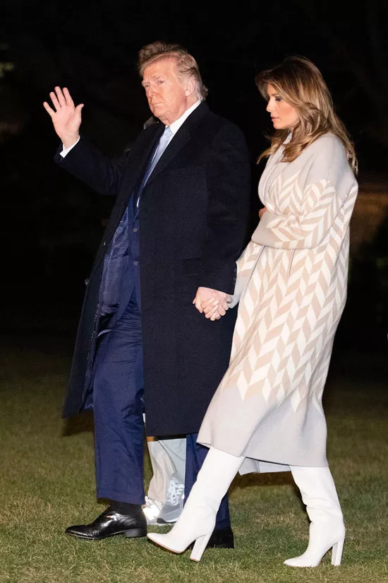 Мелания Трамп в белом платье миди и светлом пальто с принтом