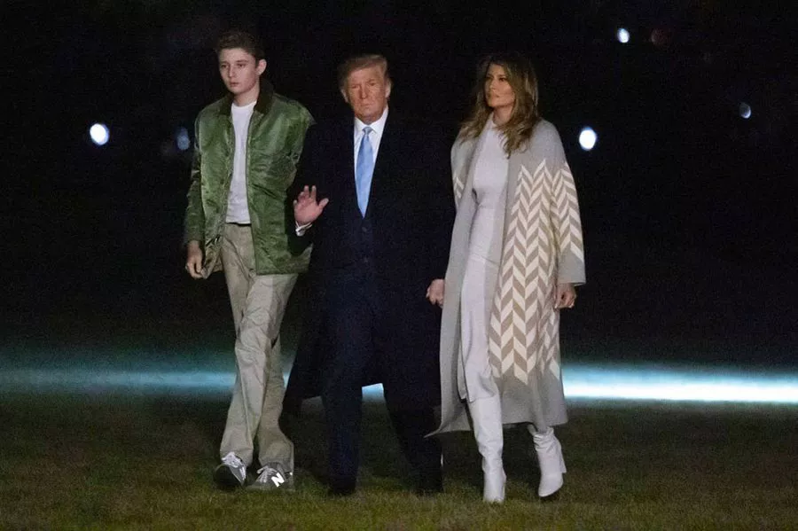 Мелания Трамп в светлом пальто с принтом