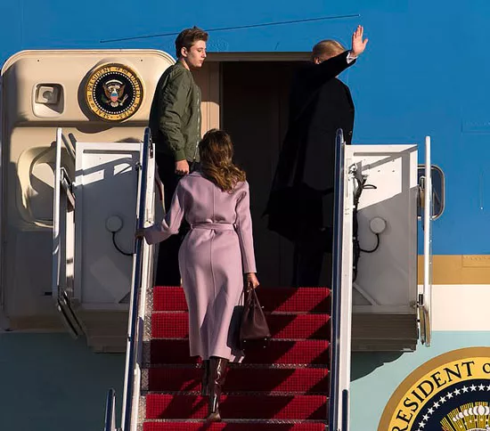 Мелания Трамп в сиреневом пальто с поясом от Max Mara