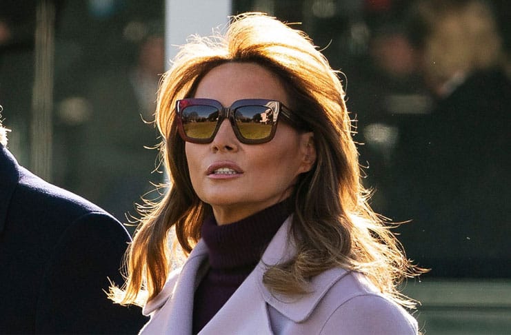 Мелания Трамп мастерски сочетает очки с сапогами и водолазкой на фоне сиреневого пальто