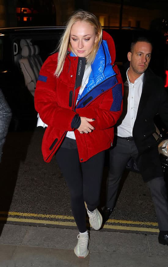 Софи Тернер в спорт-шик образе в красной куртке и леггинсах