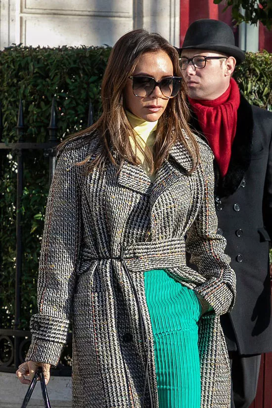 Виктория Бекхэм в пальто, водолазке и очках с эффектом омбре