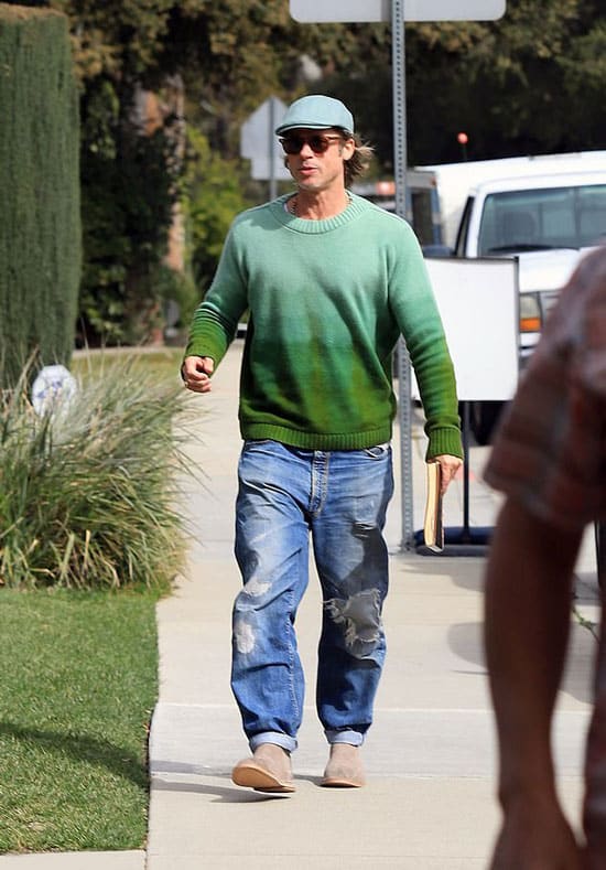 Брэд Питт в зеленом свитере и синих джинсах