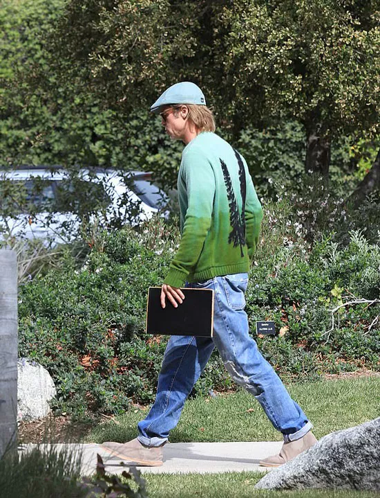 Брэд Питт в зеленом свитере, джинсах и кепке