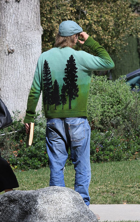 Брэд Питт в зеленом градиентном свитере с принтом деревьев