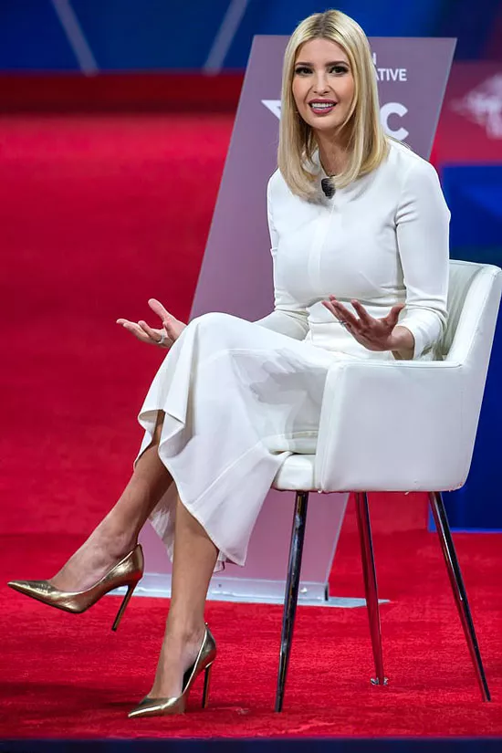 Иванка Трамп в элегантном платье и золотых туфлях на шпильке