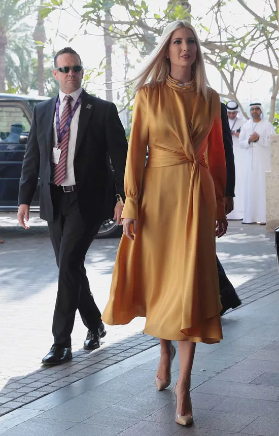 Иванка Трамп в желтом шелковом платье-миди с оригинальным узлом на поясе