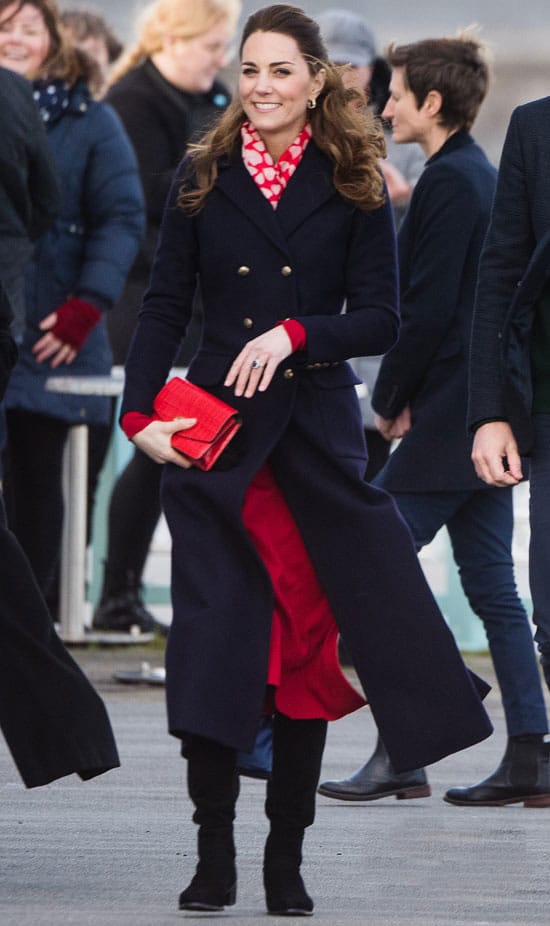 Кейт Миддлтон в красном платье и шарфе с сердечками