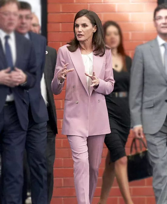 Королева Испании в нежно-розовом костюме и туфлях на каблуке