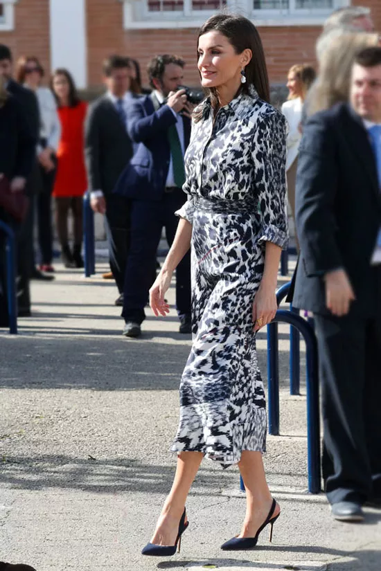 Королева Испании в леопардовом наряде и классических туфлях