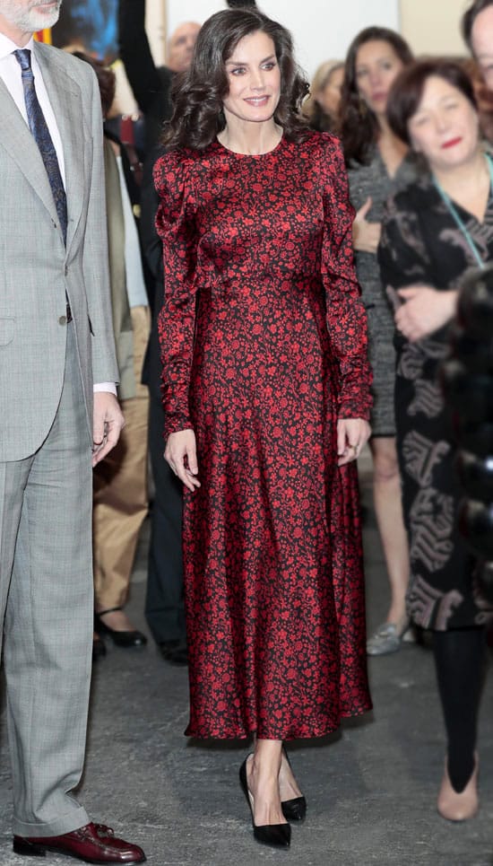 Королева Испании в атласном платье с цветами и классических туфлях