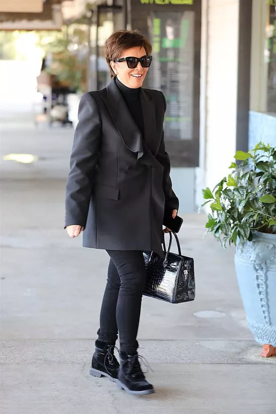Крис Дженнер в черном оверсайз пиджаке, джеггинсах и ботинках
