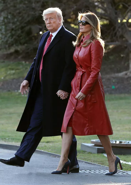 Мелания Трамп в красном кожаном плаще и туфлях на высоком каблуке