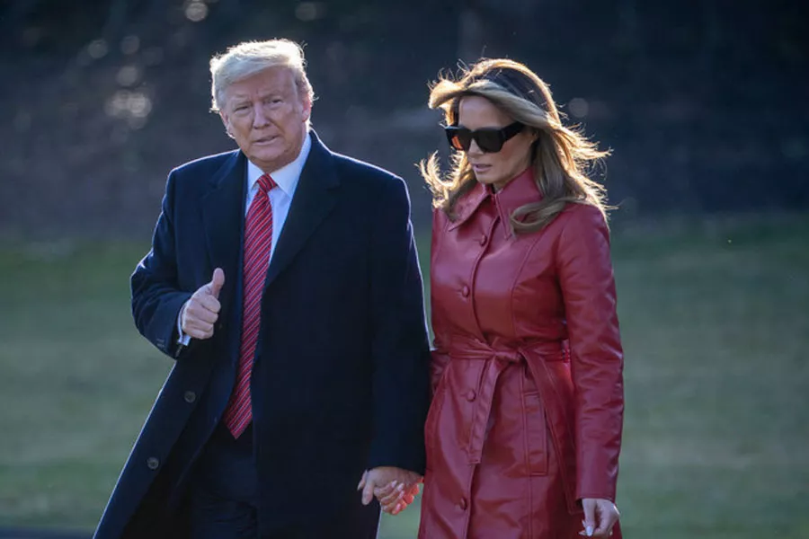Мелания Трамп в красном кожаном плаще и солнцезащитных очках