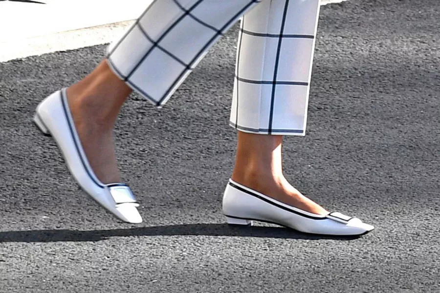 Мелания Трамп в белых туфлях на низком каблуке и с квадратным носком от Roger Vivier
