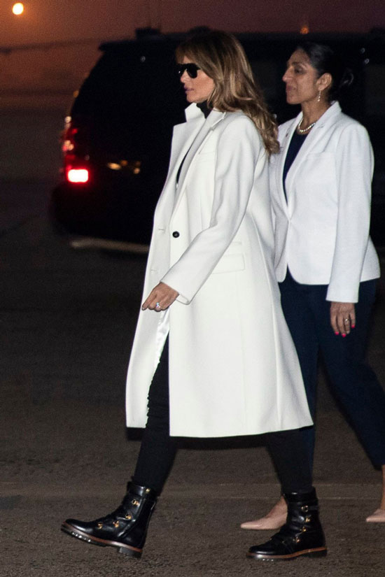 Мелания Трамп в белом пальто, джинсах скинни и рокерских ботинках
