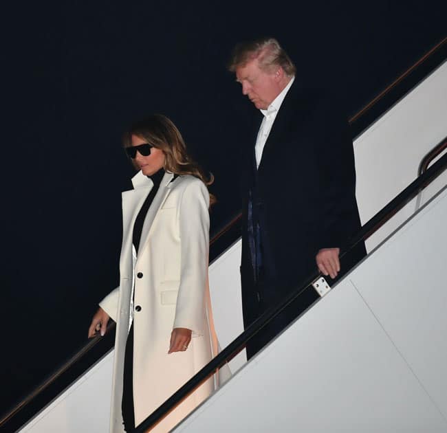 Мелания Трамп в белом пальто, водолазке и черных очках
