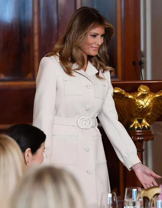 Мелания Трамп в белом пальто с карманами и поясом