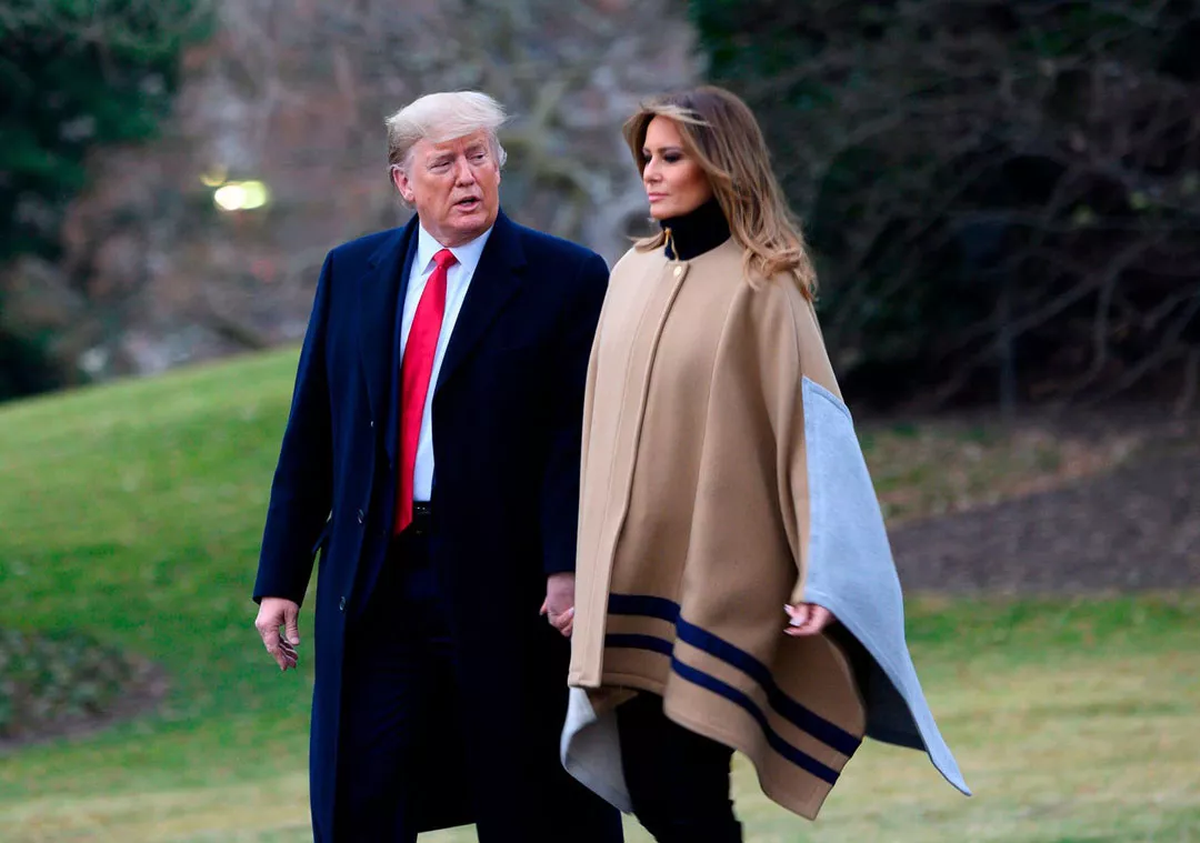 Мелания Трамп в пальто-одеяло и черной водолазке