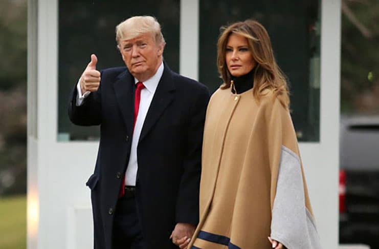 Мелания Трамп в пальто-одеяле, черной водолазке и сапогах выглядит утонченно