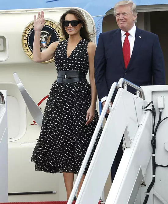 Мелания Трамп в черном платье с поясом и лодочках