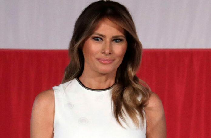 Мелания Трамп в элегантном белом платье-миди с тонкой черной полоской в районе талии