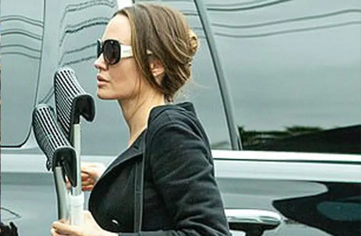 Анджелина Джоли в элегантном черном пальто, балетках и с дорогой брендовой сумкой