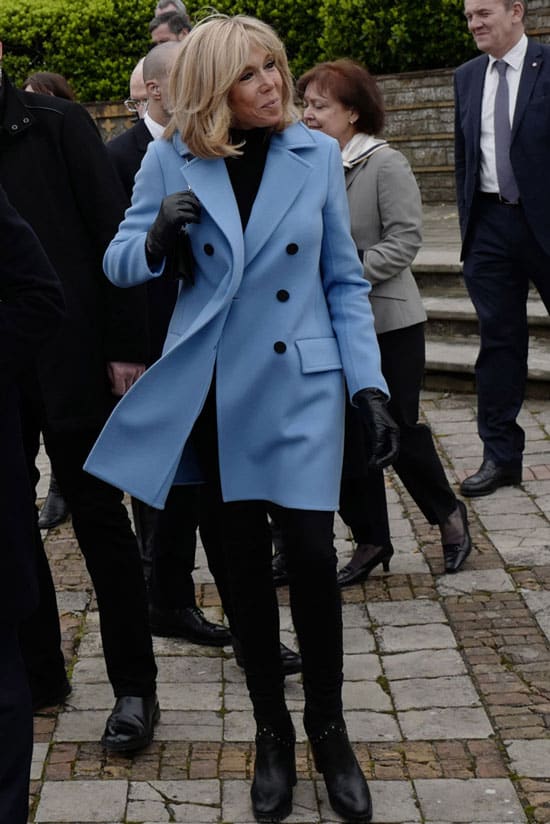Брижит Макрон в голубом пальто и черных джинсах