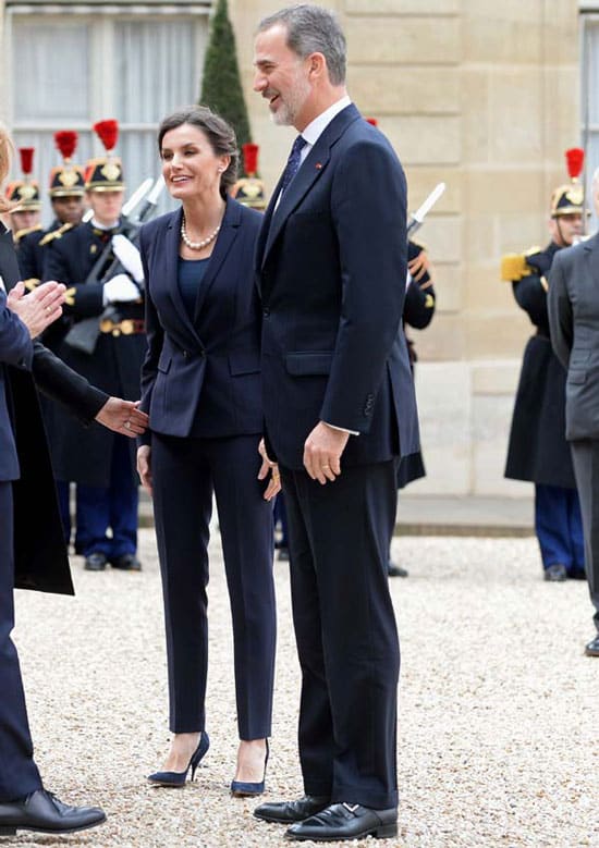 Королева Испании Летисия в синем костюме и туфлях