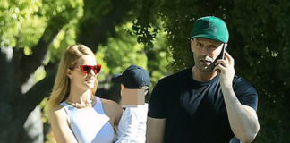 Джейсон Стейтем с женой в спортивных кроссовках, штанах и футболках выглядят счастливо и стильно