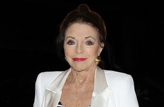 86-летняя британская актриса стильно выглядит в брючном костюме, туфлях и с черным шарфом