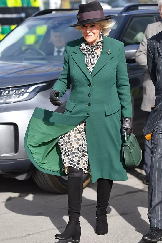 Герцогиня Камилла в зеленом пальто и черных сапогах