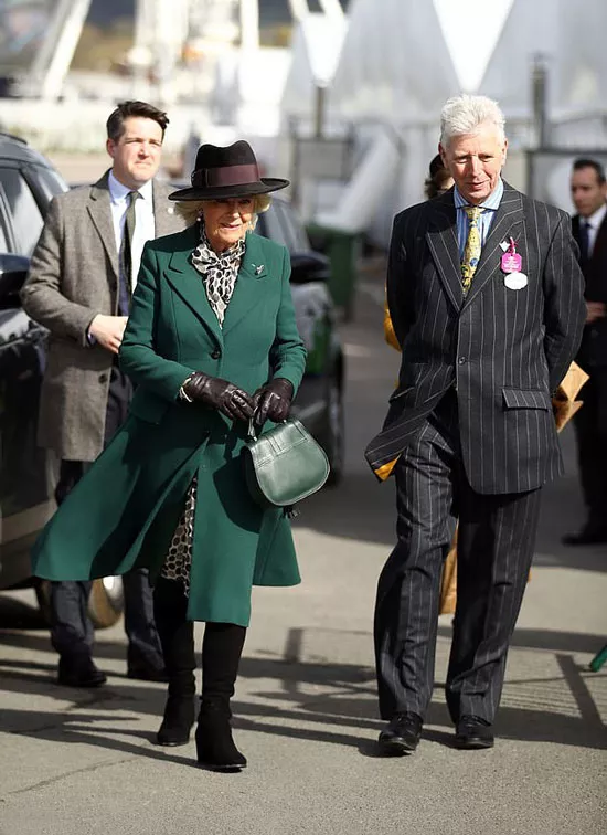 Герцогиня Камилла в зеленом пальто, черных сапогах и шляпе