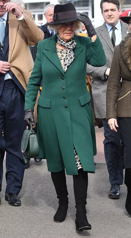 Герцогиня Камилла в зеленом пальто, черных сапогах и с зеленой сумкой