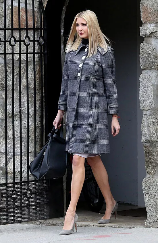 Иванка Трамп в приталенном пальто и с большой черной сумкой в руках