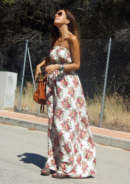 Девушка в белом платье макси с цветочным принтом