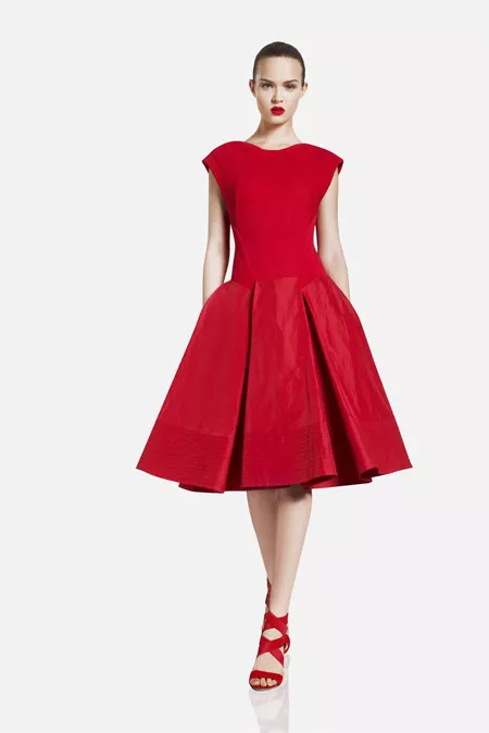 Девушка в красном ретро-платье