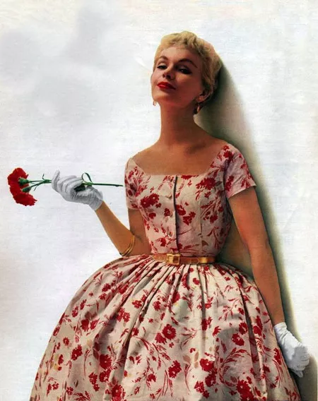 Девушка в ретро-платье с цветком