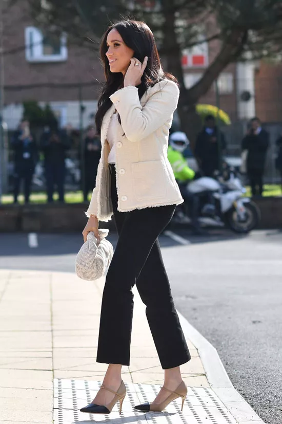 Меган Маркл в светлом жакете и черных укороченных брюках