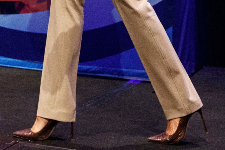 Мелания Трамп в расклешенных брюках цвета хаки и бордовых лодочках