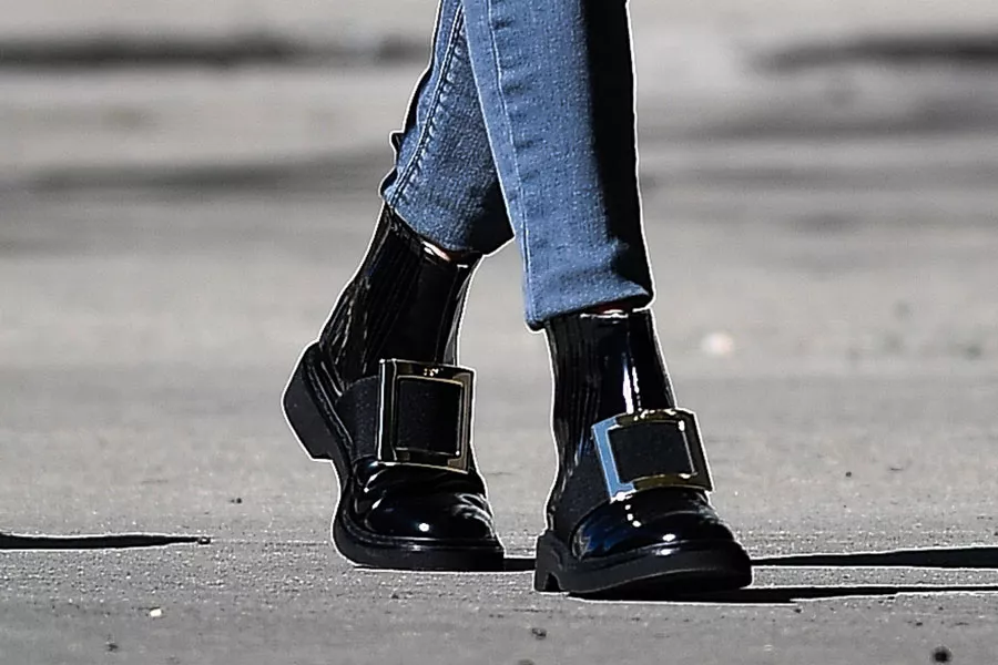 Оливия палермо в черных ботинках с пряжкой от Roger Vivier