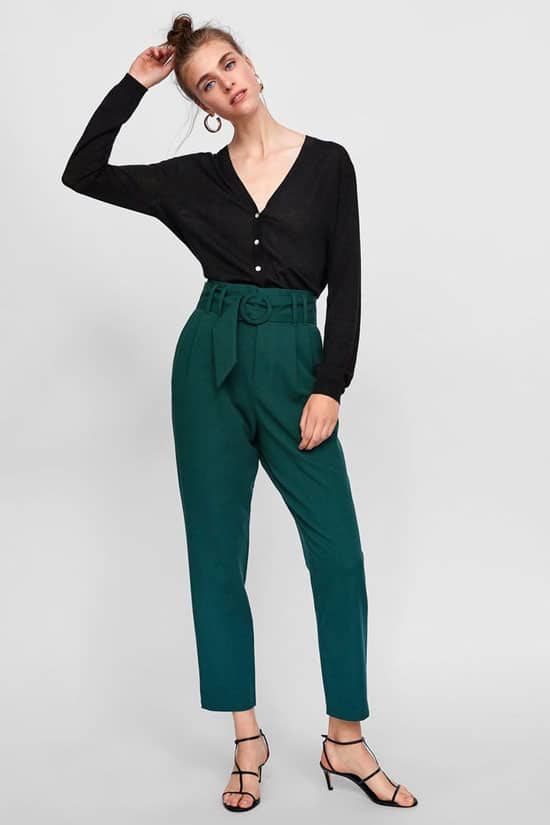 Как женщинам стильно носить зеленые брюки