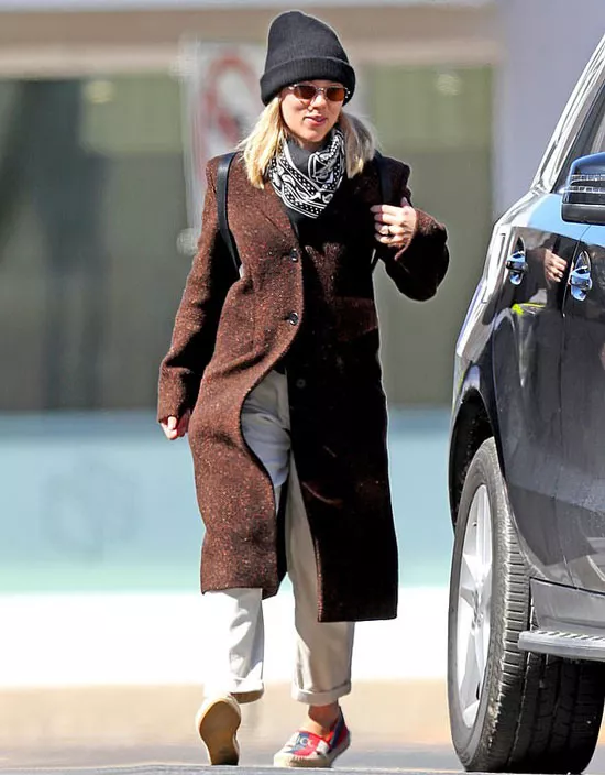 Скарлетт Йоханссон в коричневом пальто, черной шапке и шарфе