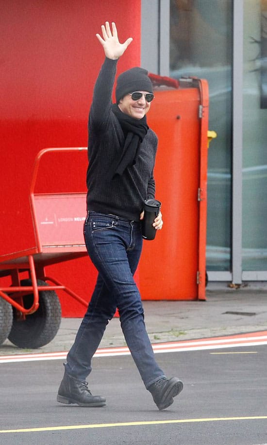 Том Круз в свитере, джинсах и солнцезащитных очках