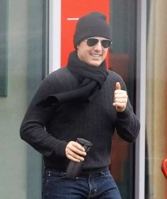 Том Круз в свитере, черном шарфе и шапке